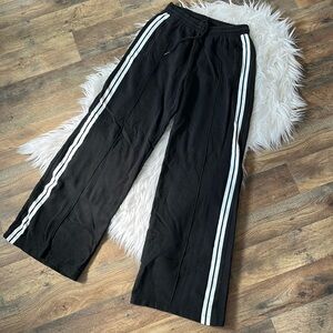 PINK Victoria’s Secret black and white wide leg XS sweats